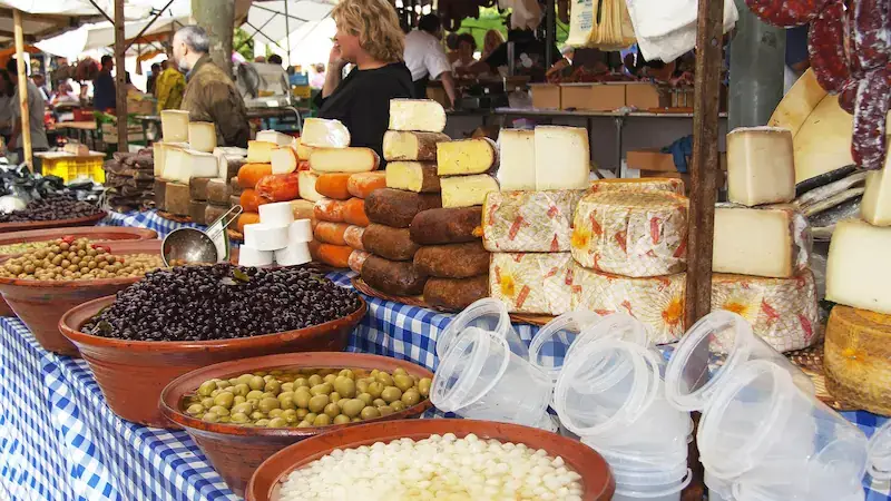 Quesos y olivas en Mercado de Sineu en Mallorca