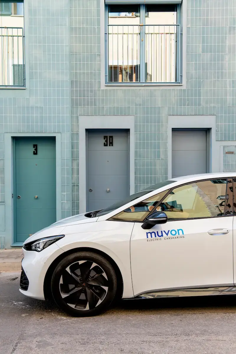 Coche de Muvon Carsharing en edificio Camper en Gomila Palma de Mallorca